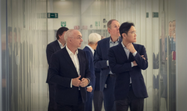 ▲이재용 삼성전자 부회장(오른쪽)이 6월 15일(현지시간) 벨기에 루벤에 있는 종합반도체연구소 아이멕(IMEC)을 찾아 루크 반 덴 호브 IMEC 최고경영자(CEO·왼쪽)와 연구시설을 둘러보고 있다.  (제공=삼성전자)