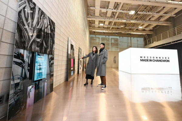 ▲LG전자가 냉장고 신제품 ‘LG 디오스 오브제컬렉션 무드업(MoodUP)’ 출시를 기념해 서울 강남구 모스스튜디오에서 27일부터 3일간 사진전 ‘메이드 인 창원(Made in Changwon): M623GNN392’를 진행한다 (사진제공=LG전자)