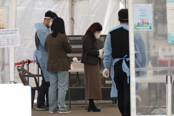 ▲코로나19 유행이 반등 조짐을 보이는 가운데 28일 오후 서울역 임시선별검사소에서 시민들이 검사 순서를 기다리고 있다.  (연합뉴스)