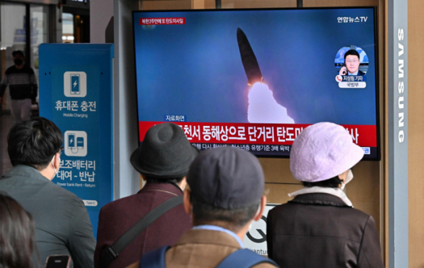▲28일 서울의 한 철도역에서 시민들이 TV를 통해 북한 탄도미사일 시험발사 방송을 지켜보고 있다. (연합뉴스)