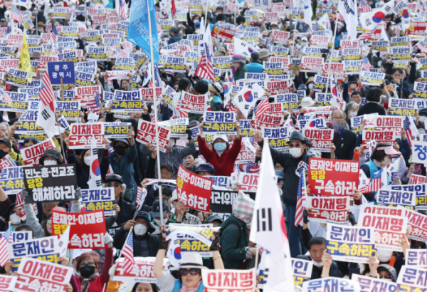 ▲29일 서울 광화문 동화면세점 앞에서 자유통일당 주최로 집회가 열리고 있다. (연합뉴스)