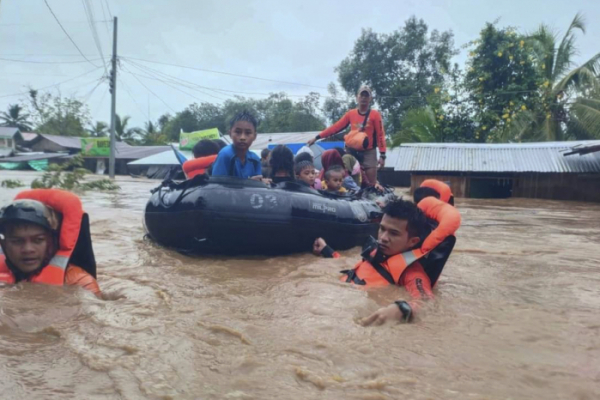 ▲28일(현지시간) 제22호 태풍 '날개'로 필리핀 마긴다나오주 파랑에 홍수가 발생한 모습. (뉴시스)