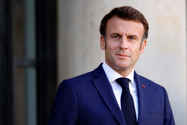 ▲에마뉘엘 마크롱 프랑스 대통령이 26일 엘리제궁에서 올라프 숄츠 독일 총리를 기다리고 있다. 파리(프랑스)/로이터연합뉴스
