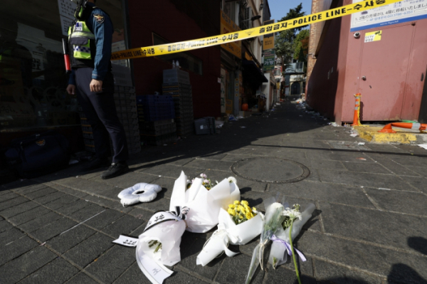 ▲30일 오후 서울 용산구 이태원 압사사고 현장에 피해자들을 추모하는 꽃다발이 놓여있다. 조현호 기자 hyunho@ (이투데이DB)