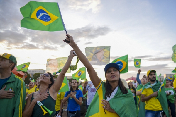 ▲브라질 시민들이 30일(현지시간) 대선 결과를 기다리고 있다. 브라질리아(브라질)/AP뉴시스
