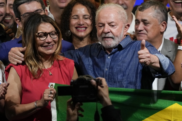 ▲루이스 이나시오 룰라 다시우바 브라질 대통령 당선인이 30일(현지시간) 대선 결선투표 승리 기념 촬영을 하고 있다. 상파울루(브라질)/AP뉴시스
