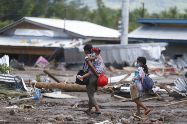 ▲필리핀 마긴다나오에서 30일(현지시간) 수해민들이 집을 떠나고 있다. 마긴다나오(필리핀)/AP뉴시스
