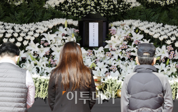 ▲31일 오후 서울광장에 마련된 이태원 사고 사망자 합동분향소를 찾은 시민들이 묵념을 하고 있다. 조현호 기자 hyunho@