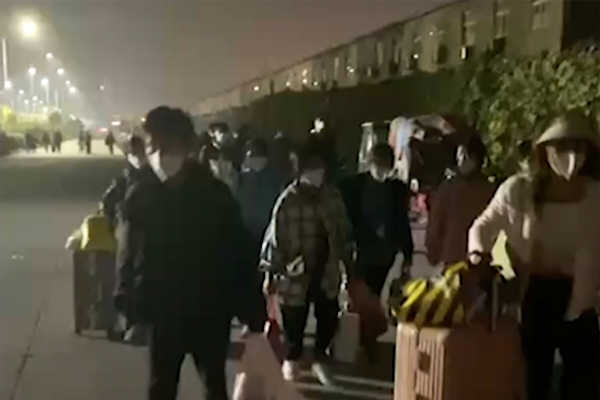 ▲중국 허난성 정저우시 폭스콘 노동자들이 지난해 10월 29일(현지시간) 짐을 들고 고향으로 가는 모습이 소셜미디어에 퍼지고 있다. 정저우(중국)/AP뉴시스 
