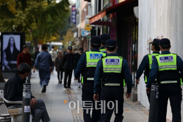 ▲31일 서울 용산구 이태원 핼러윈 압사 참사 현장 인근을 경찰들이 오가고 있다. 
