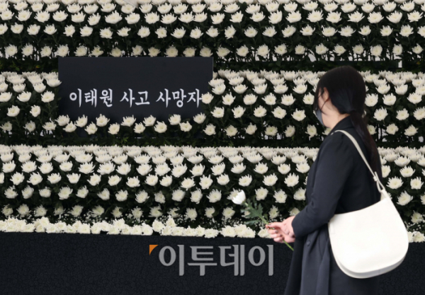 ▲31일 서울 용산구 녹사평역 광장에 마련된 이태원 사고 사망자 합동분향소에서 시민들이 조문을 하고 있다. 