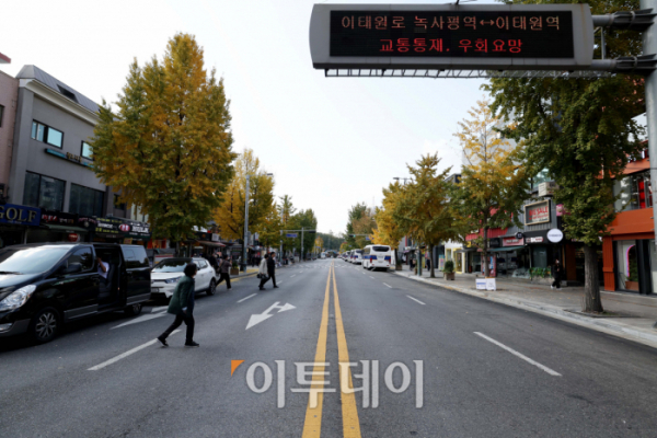 ▲31일 서울 용산구 이태원 핼러윈 압사 참사 현장 인근 도로의 교통이 통제되고 있다. 