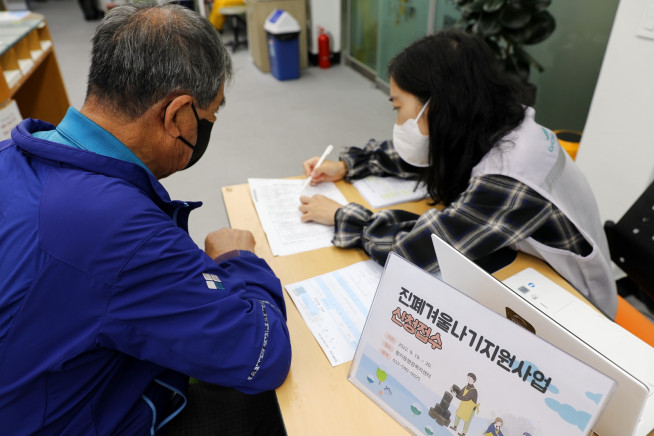 ▲강원랜드사회공헌재단이 겨울철 재가진폐재해자의 경제적 부담을 덜고 일상의 활력을 더하기 위해 난방비와 문화생활비를 지원했다고 밝혔다. (자료 = 강원랜드)