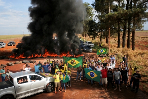 ▲자이르 보우소나루 브라질 대통령 지지자들이 대선 결과에 항의하며 31일(현지시간) 도로를 봉쇄하고 시위를 벌였다. 플라날티나(브라질)/로이터연합뉴스
