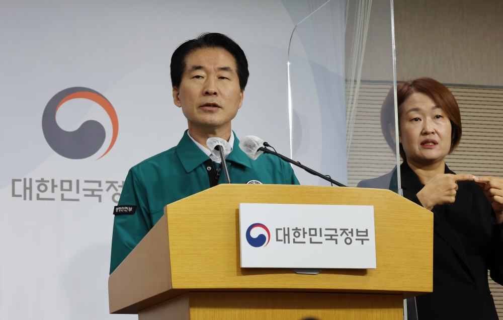 ▲김성호 행정안전부 재난안전관리본부장이 1일 오전 세종시 정부세종청사에서 열린 '이태원 사고' 관련 중대본 회의 내용 등을 브리핑 한 뒤 취재진의 질문에 답변하고 있다. (연합뉴스)