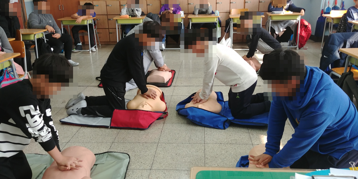 ▲한 초등학교 보건수업시간에 학생들이 '심폐소생술(CPR)' 등 응급처치 관련 안전교육 수업을 듣고 있다. (초등보건교육여건개선대책위원회 제공)
