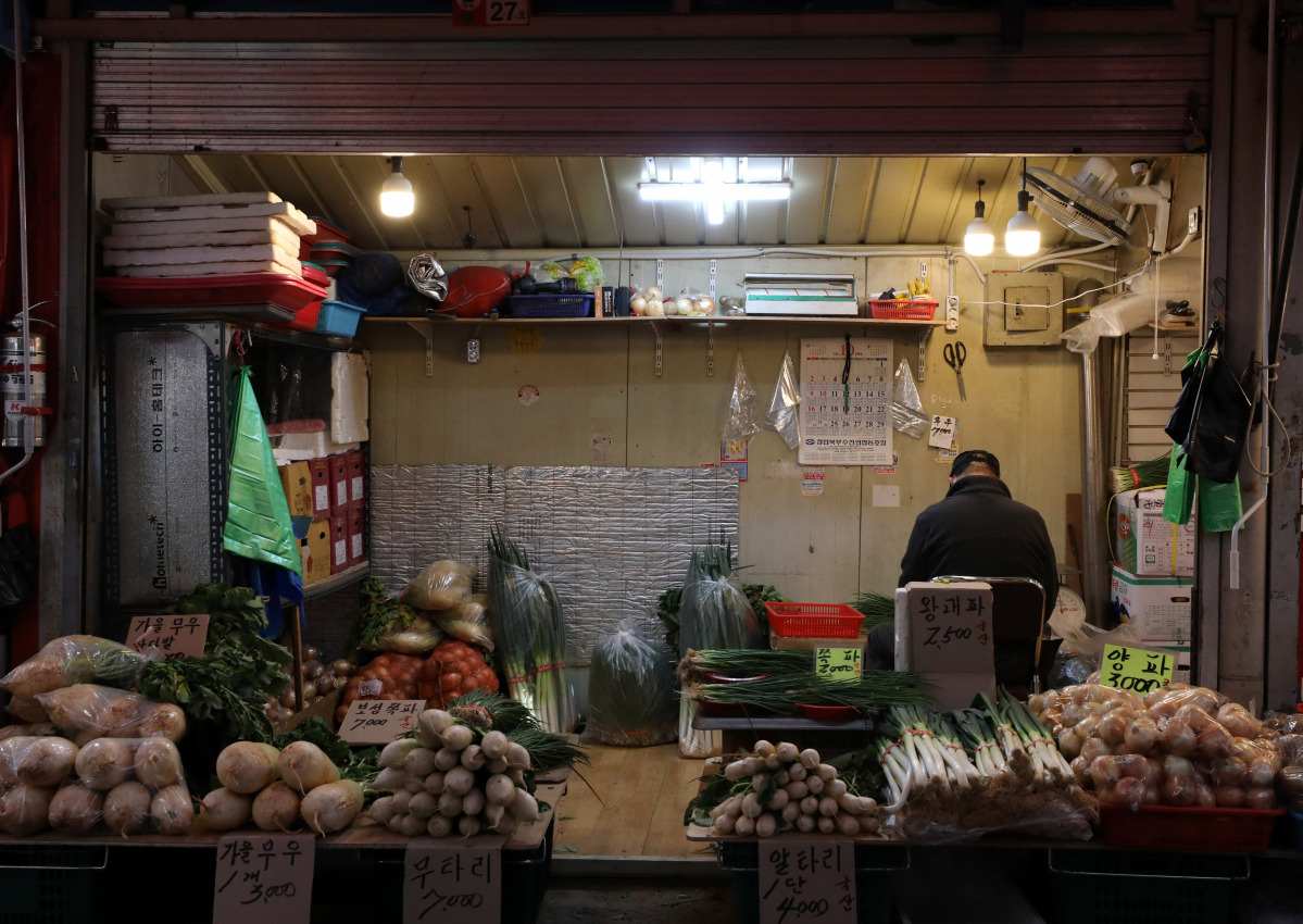 ▲서울의 한 전통시장에서 상인이 손님을 기다리고 있다. (뉴시스)