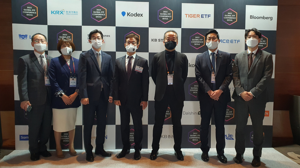 ▲31일 한국거래소 주최로 열린 '2022 글로벌 ETP 컨퍼런스 서울' 행사에서 홍우선 코스콤 사장(왼쪽에서 네번째)이 이날 현장에서 행사 부스를 운영한 코스콤 CHECK 사업부 임직원들과 기념 사진을 촬영하고 있다. (사진=코스콤)