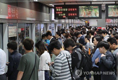 ▲지하철 9호선 가양역에서 출근길에 오른 시민들이 열차를 기다리고 있다.(연합뉴스)
