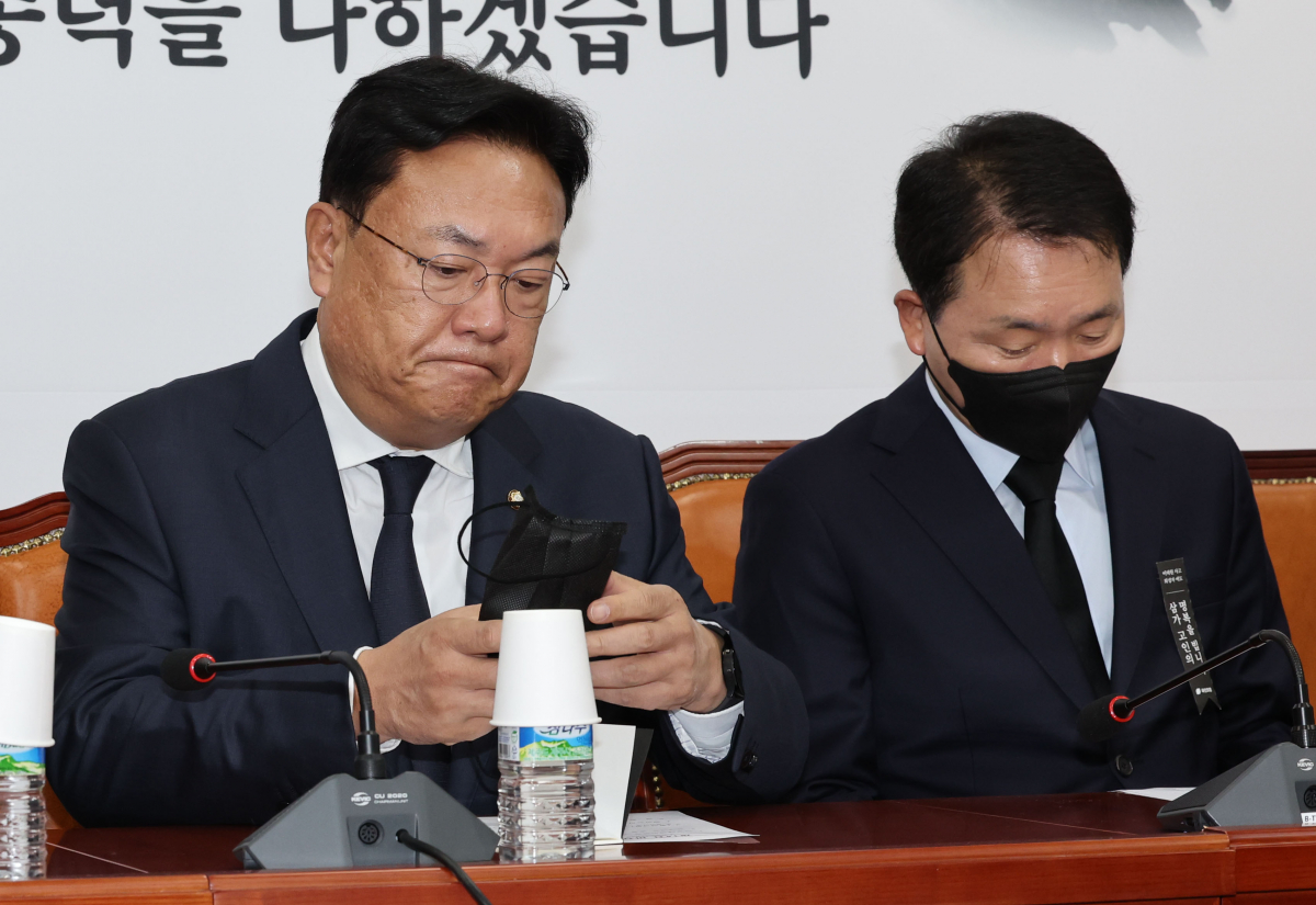 ▲국민의힘 정진석 비상대책위원장이 2일 오전 서울 여의도 국회에서 열린 비상대책위원회의에서 발언을 하기 위해 마스크를 벗고 있다. (연합뉴스)