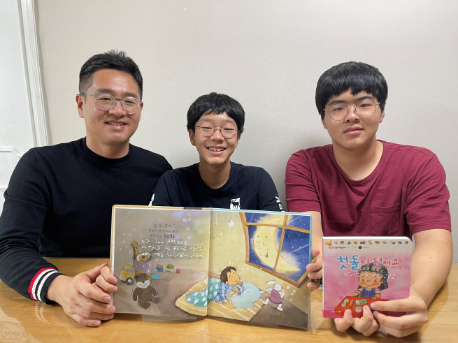 ▲㈜한화 건설부문 임직원 가족이 점자 동화책 만들기 봉사활동 후 기념촬영을 하고 있다 (사진제공=한화 건설부문)