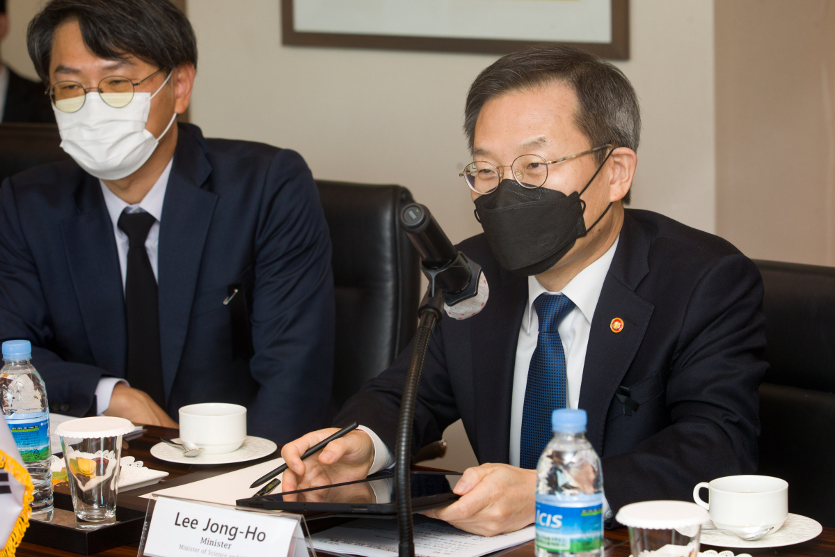 ▲이종호 과학기술정보통신부 장관이 2일 오후 서울 중구 롯데호텔에서 아넥 라오타마탓 태국 고등교육과학연구혁신부 장관을 만나 면담하고 있다. (사진제공=과학기술정보통신부)