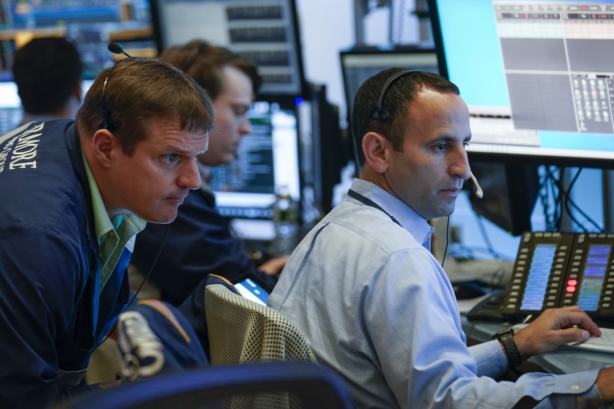 ▲뉴욕증권거래소(NYSE)에서 2일(현지시간) 트레이더들이 주가를 살피고 있다. 뉴욕(미국)/AP연합뉴스
