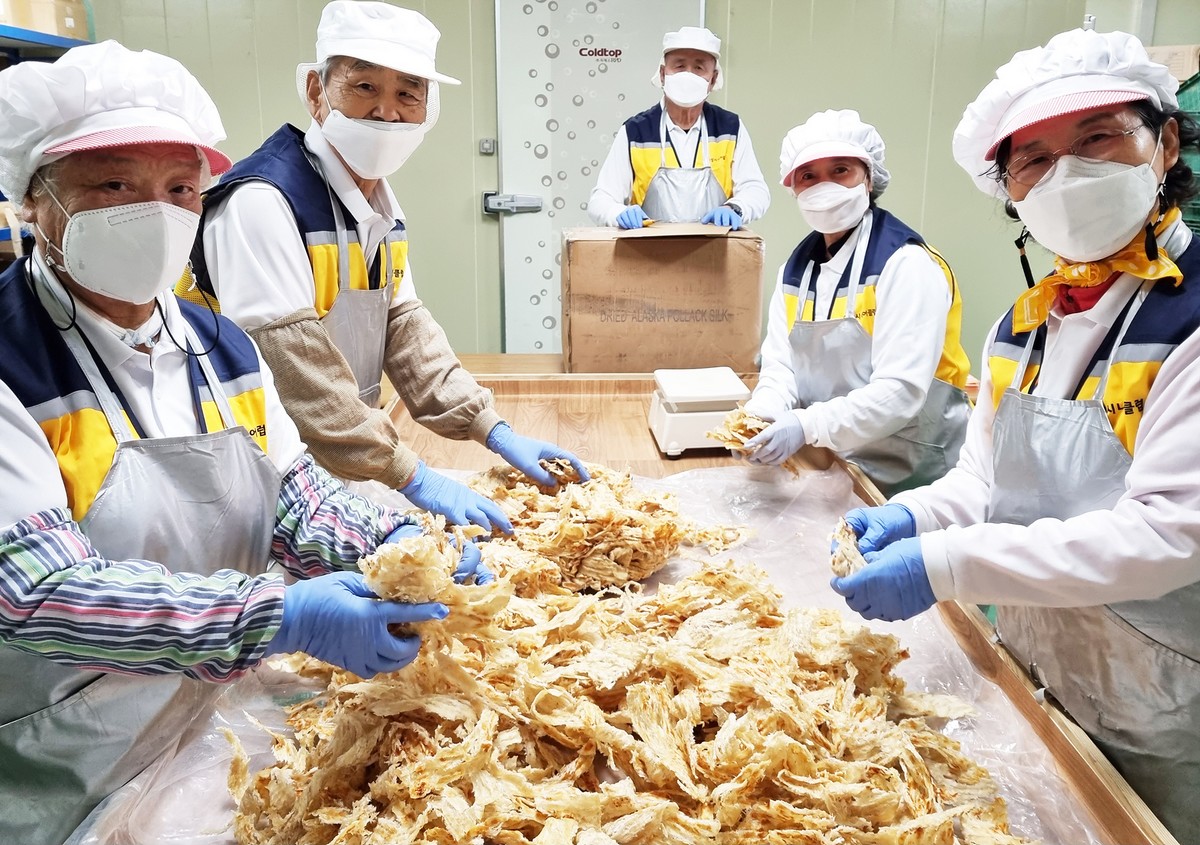 ▲의성시니어클럽 ‘실버유통사업단’의 보건복지부 노인 일자리 시장형 사업단 참여자들이 근무하고 있다. (사진제공=한국노인인력개발원)