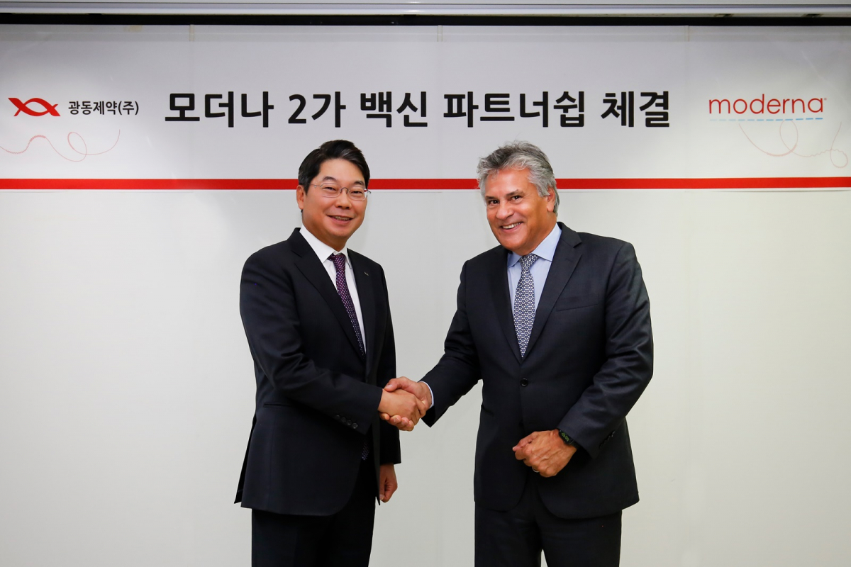 ▲최성원 광동제약 대표이사(왼쪽)와 모더나 미국 본사의 백신 담당 패트릭 베르그스테드(Patrick Bergstedt) 수석부사장이 ‘코로나19 2가 백신 파트너십 체결식’에서 기념촬영하고 있다. (사진제공=광동제약)