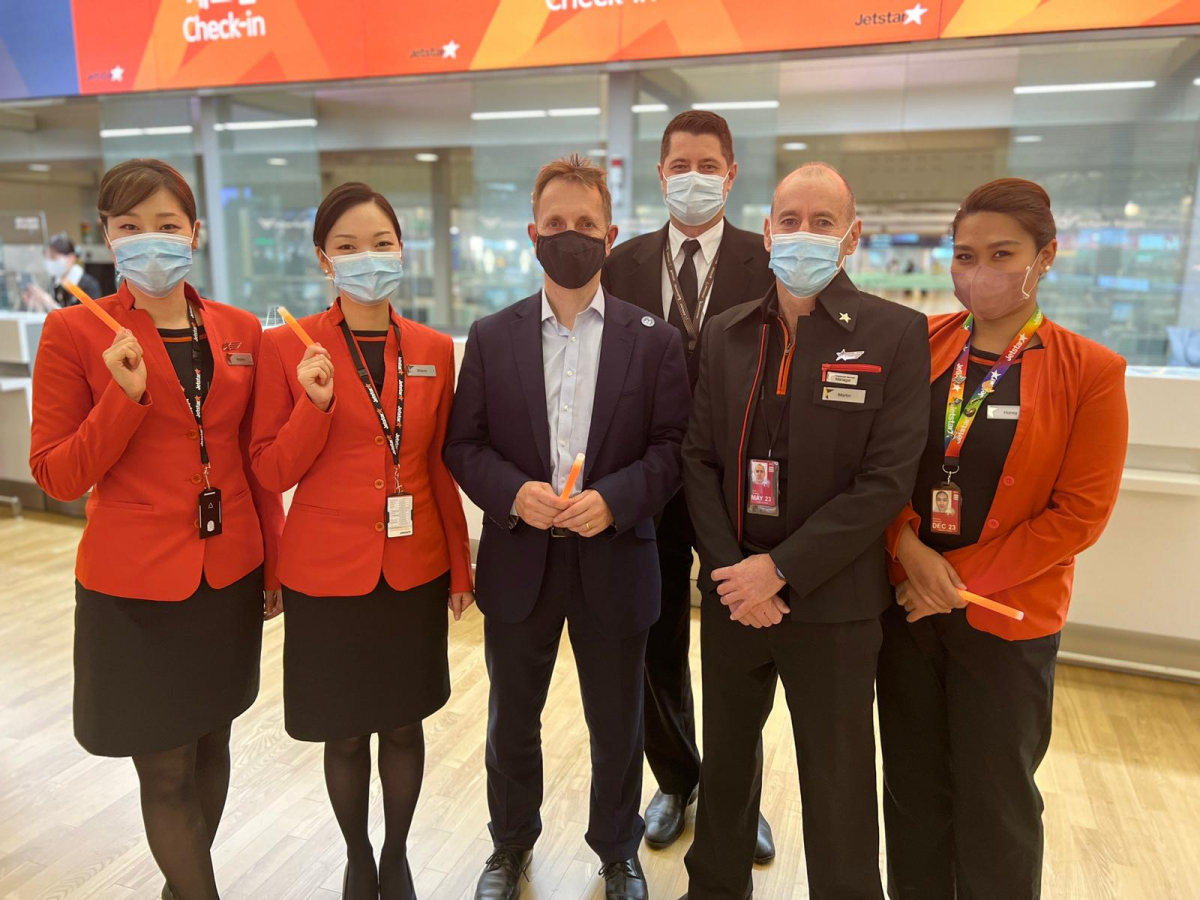 ▲(가운데) 앨런 맥킨타이어(Alan Mclntyre) 커머셜 본부장이 인천공항에서 인천발 첫 시드니 직항 노선을 기념해 관계자들과 기념촬영을 하고 있다. (사진제공=젯스타)