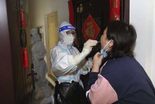 ▲중국 정저우시에서 1일 사람들이 코로나19 검사를 받고 있다. 정저우(중국)/AP연합뉴스
