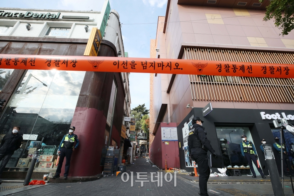▲31일 오후 서울 용산구 이태원에서 국립과학수사연구원과 경찰 등 관계자들이 '이태원 핼러윈 압사 참사' 현장감식을 진행하고 있다. 신태현 기자 holjjak@