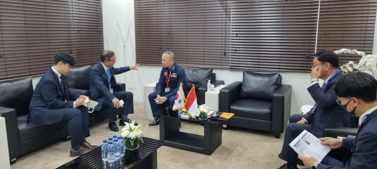 ▲인도 디펜스 2022를 통해 '타나삭 메타난타' 태국 국방부 차관보와 면담을 진행 중인 강구영(왼쪽 두 번째) KAI 사장의 모습.
(사진제공=한국항공우주산업)
