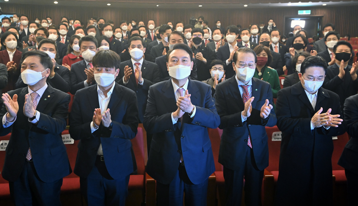 ▲[서울=뉴시스] 최진석 기자 = 윤석열 대통령 당선인과 이준석 대표, 김기현 원내대표, 권영세 총괄선대본부장 등 주요 인사들이 10일 오후 서울 여의도 국회 도서관에서 열린 국민의힘 대선 선거대책본부 해단식에서 국민들께 인사한 후 박수치고 있다. (공동취재사진) 2022.03.10. photo@newsis.com