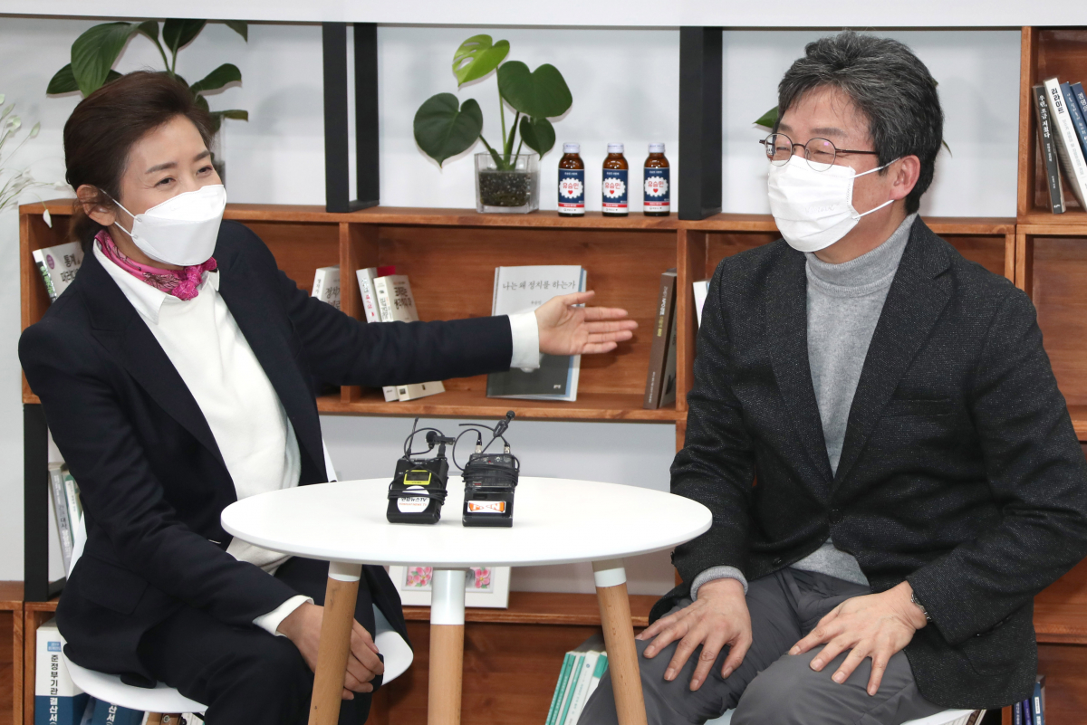 ▲[서울=뉴시스]전진환 기자 = 나경원 국민의힘 서울시장 보궐선거 예비후보가 25일 서울 영등포구 여의도 희망22 사무실에서 유승민 전 의원을 만나 주먹인사를 하고 있다. (공동취재사진) 2021.02.25. photo@newsis.com