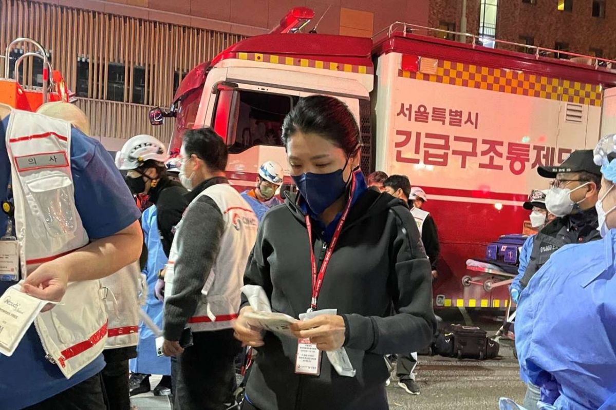 ▲의사출신인 신현영 더불어민주당 의원이 31일 새벽 이태원 해밀턴 호텔 앞에서 명지대 DMAT 팀원과 함께 구조활동에 나서는 모습.  (신현영 의원 페이스북)