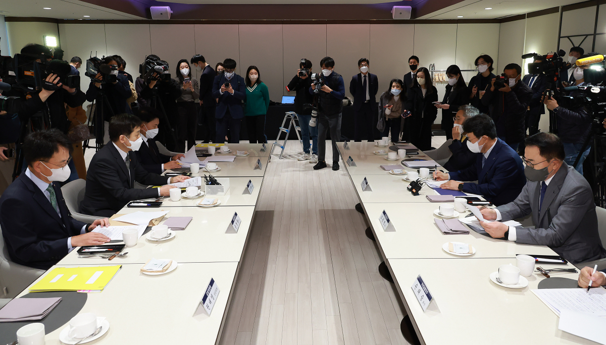 ▲김주현 금융위원장이 1일 오전 서울 중구 전국은행연합회에서 5대 금융지주(KB금융,신한금융,하나금융,농협금융,우리금융) 회장과 간담회를 열고, 금융시장 안정을 위한 금융지주회사의 자체노력 및  최근 금리상승기의 금융지주회사의 역할을 당부했다. (사진제공=금융위원회)