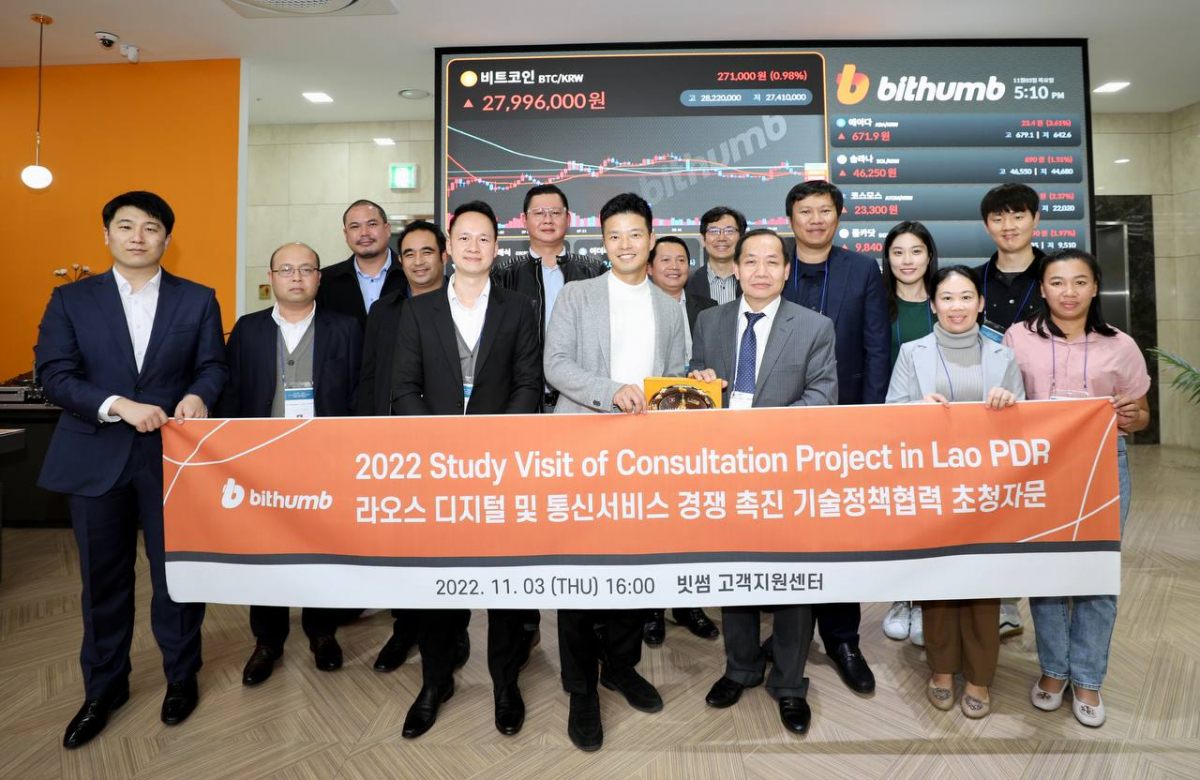 ▲라오스 기술통신부 소속 공무원 및 스타트업 기업인, 국내 정보통신정책연구원(KISDI)과 관계자들이 빗썸 고객지원센터를 방문해 빗썸경제연구소 직원의 강연을 듣고 있다. (사진=빗썸)