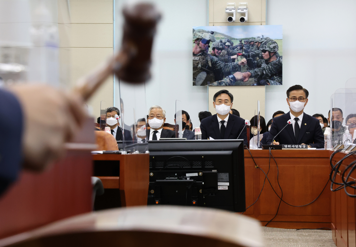 ▲4일 오전 국회 국방위원회 전체회의에서 북한 탄도미사일 도발 규탄 및 중단 촉구 결의안이 채택되고 있다. 앞줄 오른쪽부터 엄동환 방위사업청장, 신범철 국방부 차관, 송선태 5·18민주화운동 진상규명조사위원장. (국회사진기자단)