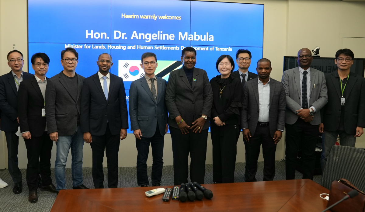 ▲토골라니 마부라 주한 탄자니아대사(왼쪽 네 번째), 정영균 희림 회장(왼쪽 다섯 번째), 안젤린 마불라 탄자니아 토지주택개발부 장관(오른쪽 여섯 번째), 육은아 희림 아프리카사업본부장(오른쪽 다섯 번째) 등 관계자들이 3일 서울 상일동 희림 본사에서  기념촬영을 하고 있다. (사진 제공=희림)