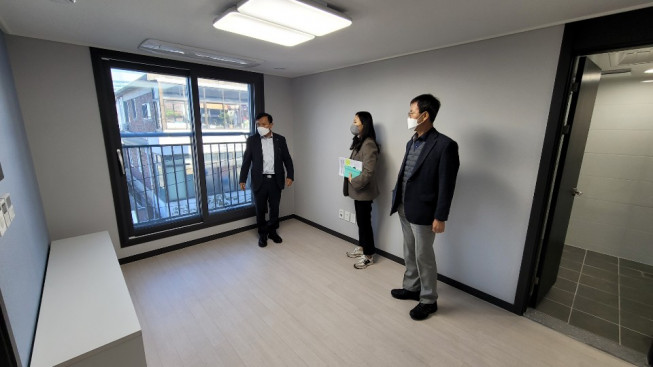 ▲하승호 LH 국민주거복지본부장(왼쪽 첫 번째)이 자립지원주택을 점검하고 있다. (사진제공=LH)