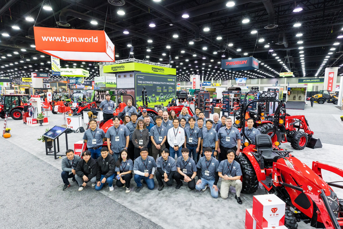▲미국에서 열린 대형 농기계 박람회 '루이빌 산업·장비 전시회(EQUIP. EXPO)'에서 운영된 TYM 부스에 현지 직원들이 기념촬영을 하고 있다. (사진제공=TYM)