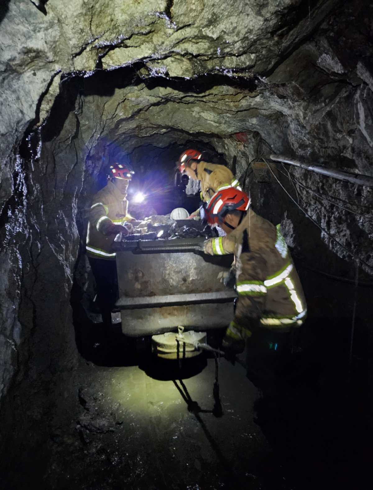 ▲매몰사고가 발생한 경북 봉화군 아연광산에서 4일 구조대가 막혀있는 제2 수직갱도 3편 상단갱도를 뚫는 굴착작업을 하는 모습. (사진제공=경북소방본부)