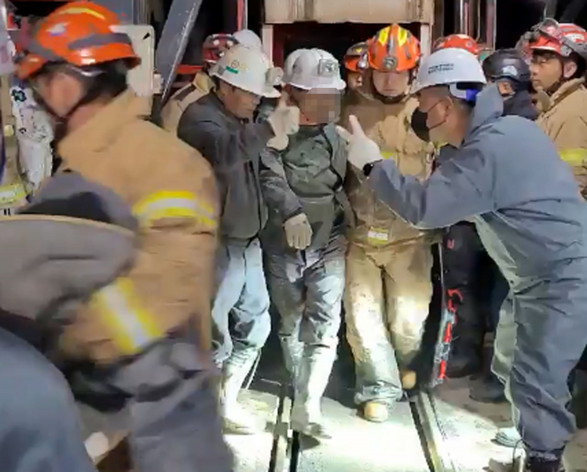 ▲북 봉화군 아연 채굴 광산 매몰사고 열흘째인 4일 오후 11시께 구조 당국은 고립됐던 작업자 2명이 생환했다고 밝혔다. 사진은 이날 생환한 고립자들이 밖으로 나오는 모습. (연합뉴스)