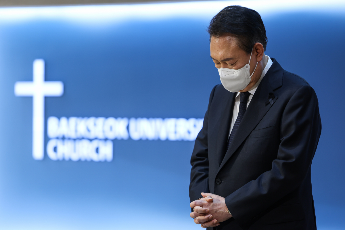 ▲윤석열 대통령이 5일 서울 서초구 백석대학교 서울캠퍼스에서 열린 한국교회 이태원 참사 위로 예배에서 기도를 하고 있다. (연합뉴스)