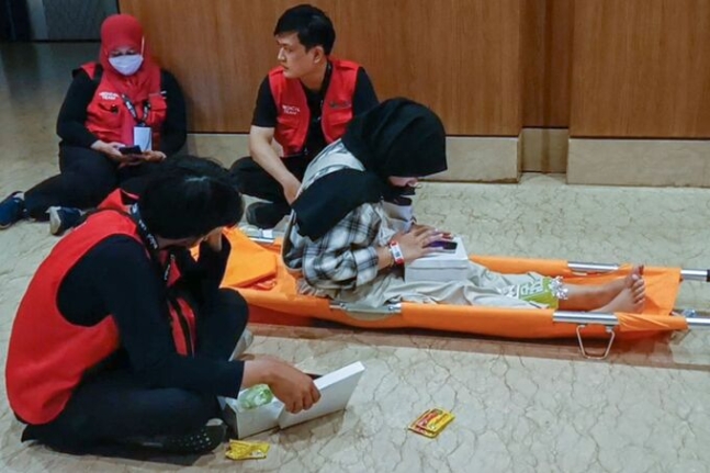 ▲NCT127의 인도네시아 팬이 들것에 앉아 쉬는 모습.  (연합뉴스)