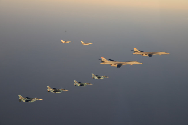 ▲미국 폭격기 B-1B 2대가 5일 일본 전투기와 함께 규슈 서북부에서 공동 훈련을 하고 있다.  (연합뉴스)