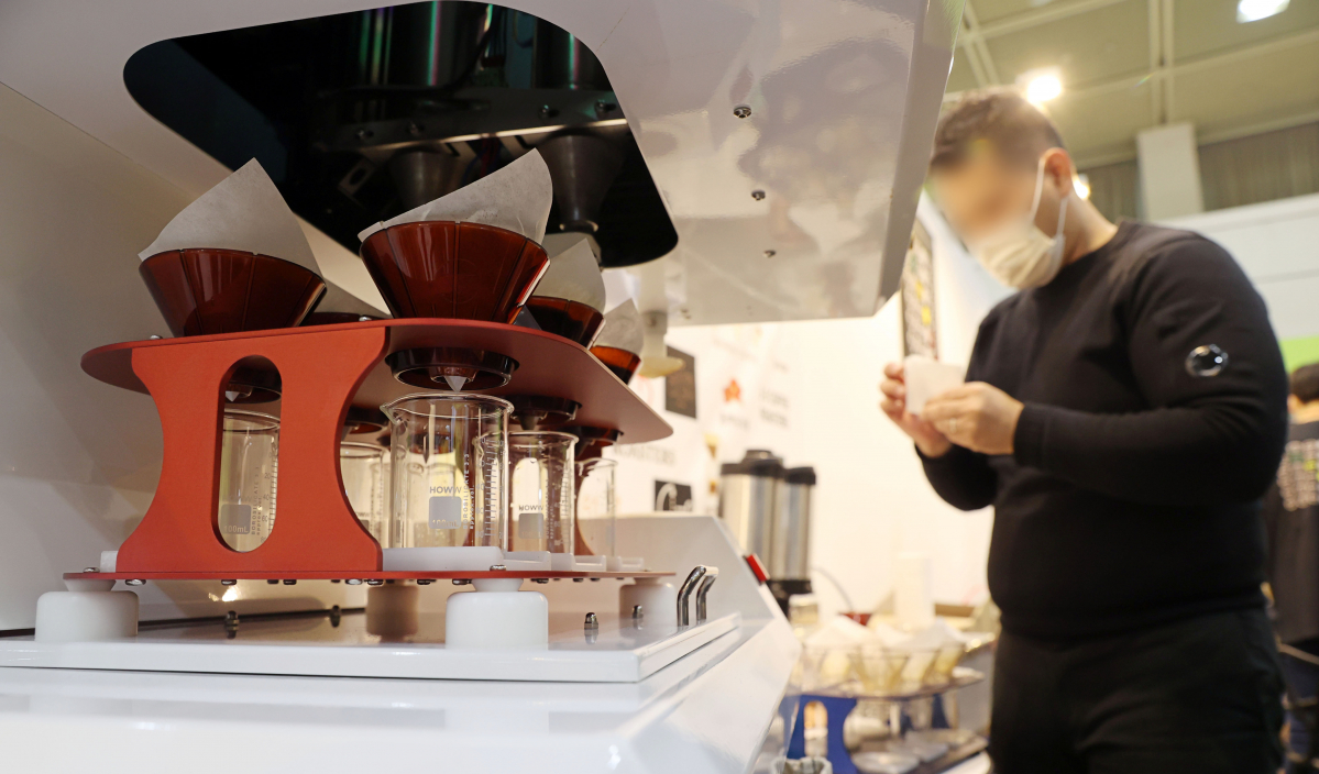 ▲지난해 서울 강남구 코엑스에서 열린 서울카페쇼에서 커피 머신이 작동하고 있다.  (연합뉴스)