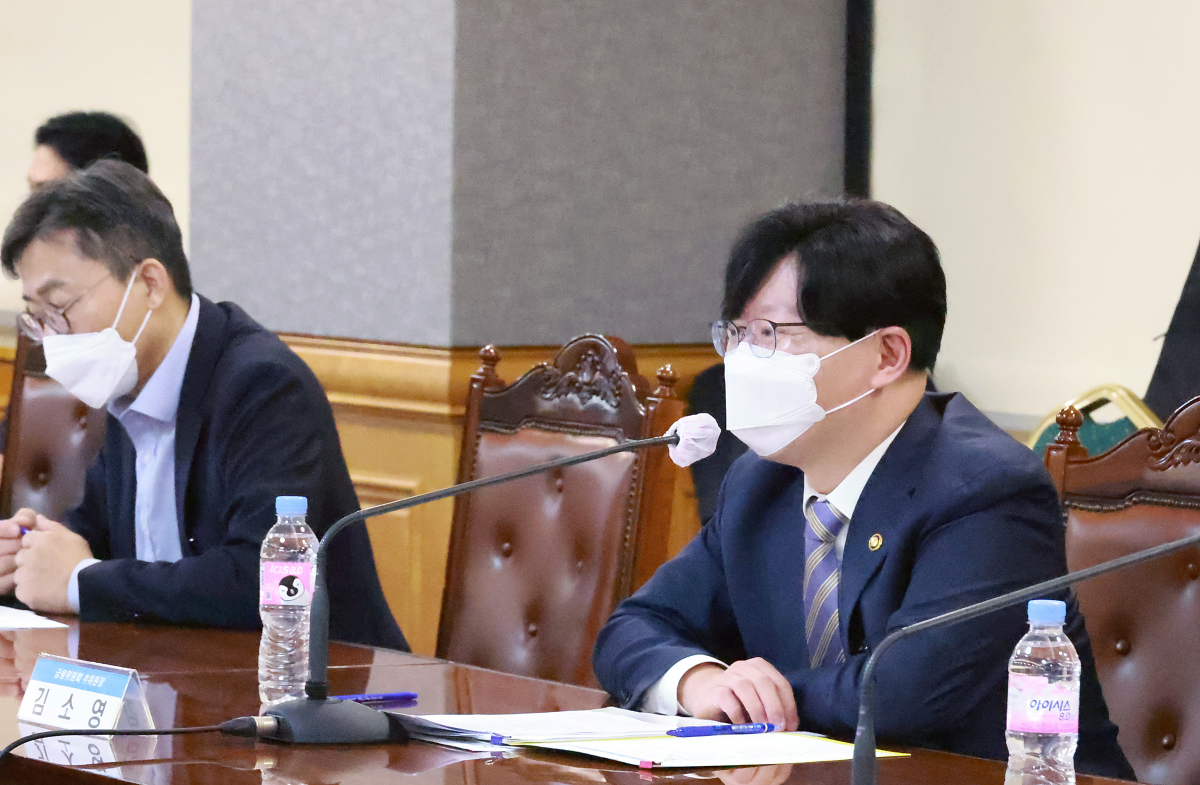 ▲김소영(오른쪽) 금융위원회 부위원장이 이달 4일 오전 서울 중구 전국은행연합회에서 금융시장 현황 점검회의를 열고 발언하고 있다. (금융위원회)