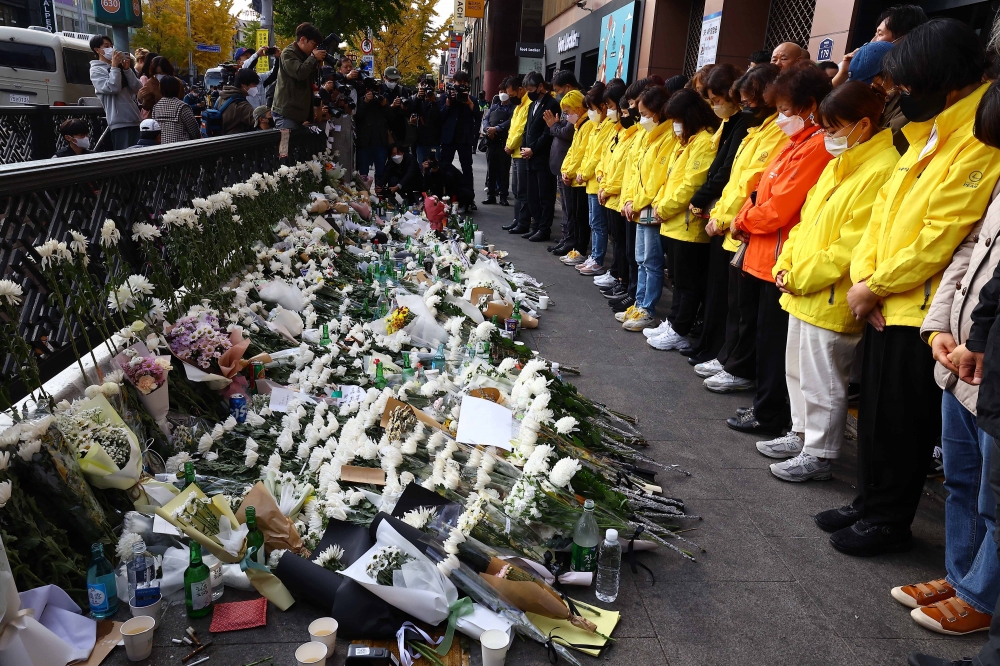 ▲31일 서울 용산구 이태원 압사사고 인근에 마려된 추모공간을 찾은 세월호 유가족들이 희생자를 추모하고 있다. 신태현 기자 holjjak@ (이투데이DB)